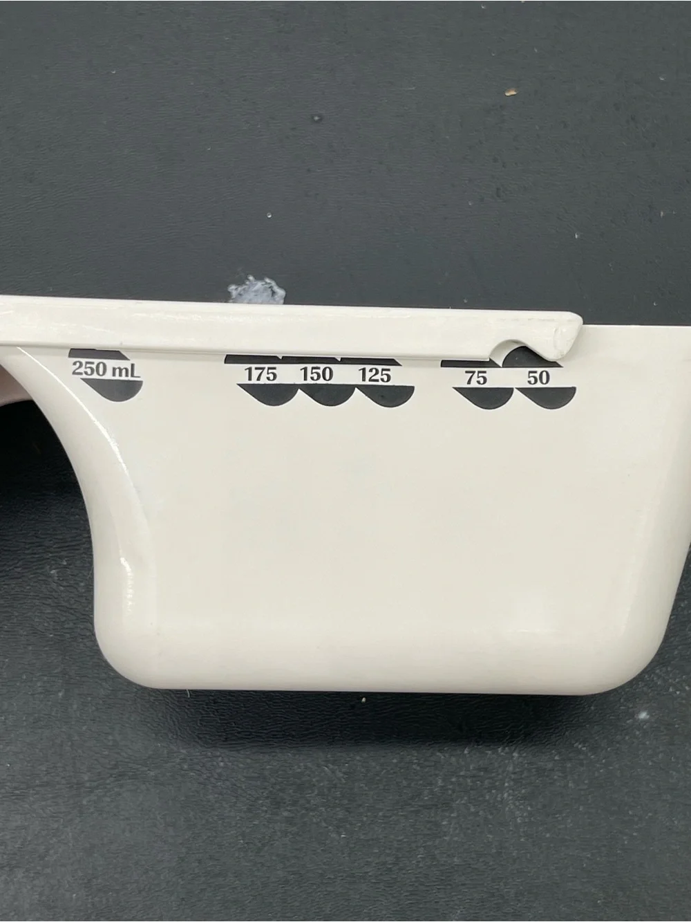 Pampered Chef Adjustable Sliding Measure Cup